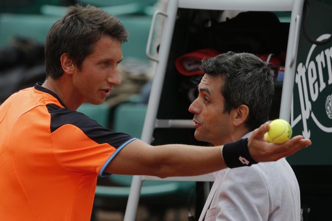 Durante il primo turno al Roland Garros, l'ucraino  Sergiy Stakhovsky discute con l'arbitro durante la partita contro il francese Gasquet per via di una decisione su una palla dubbia. Ap